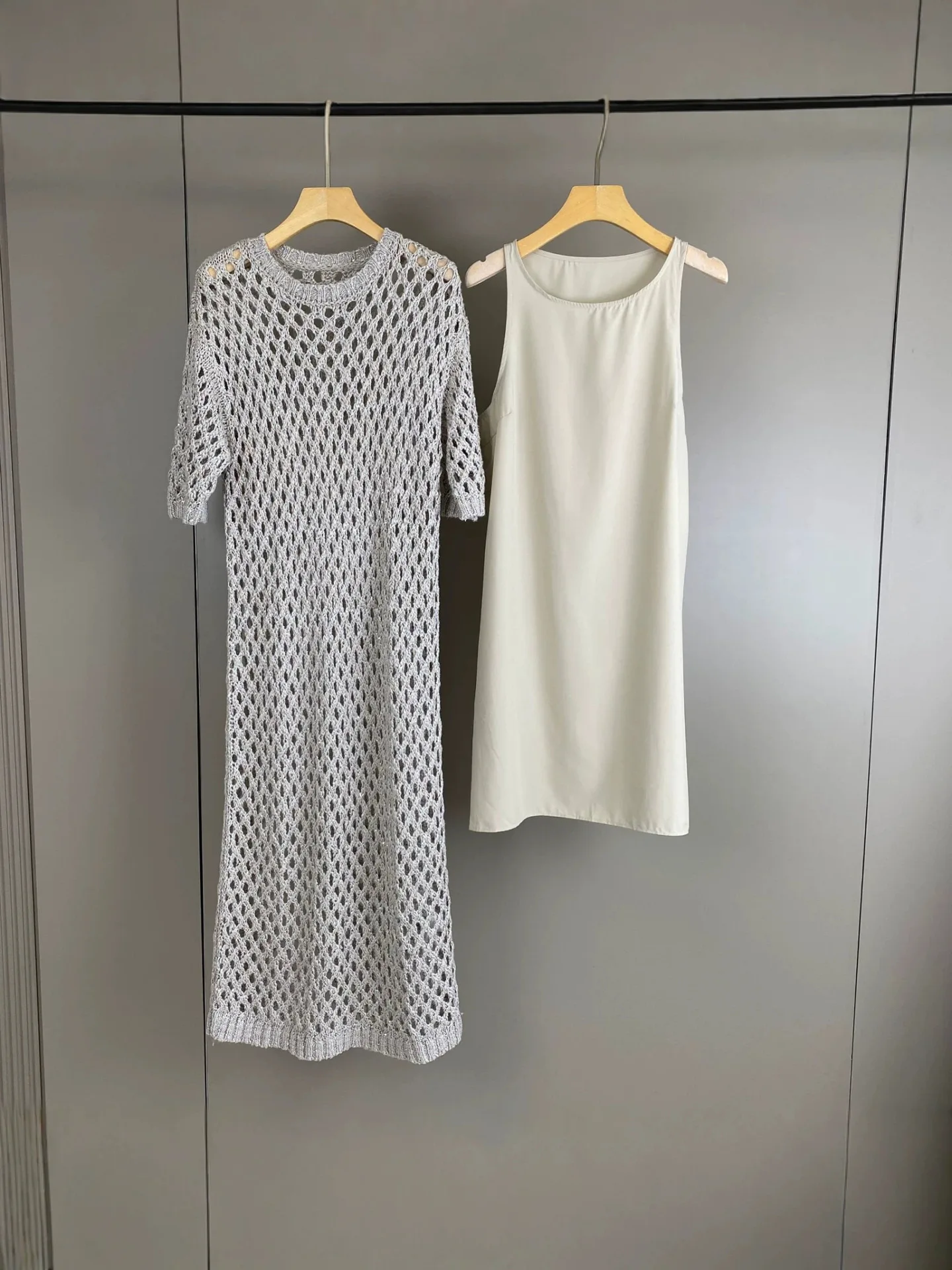 2026 Frühjahr/Sommer Damen Leinen-Strickkleid mit Aushöhlungen und Pailletten, Rundhals – Stilvoll und geeignet für den Arbeitsweg