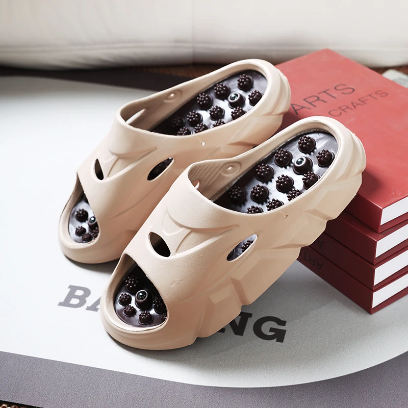 

Новые мужские массажные тапочки с боковыми сторонами, летние домашние и уличные сандалии, пляжная повседневная обувь, шлепанцы на мягкой подошве, мужские шлепанцы, мужская обувь