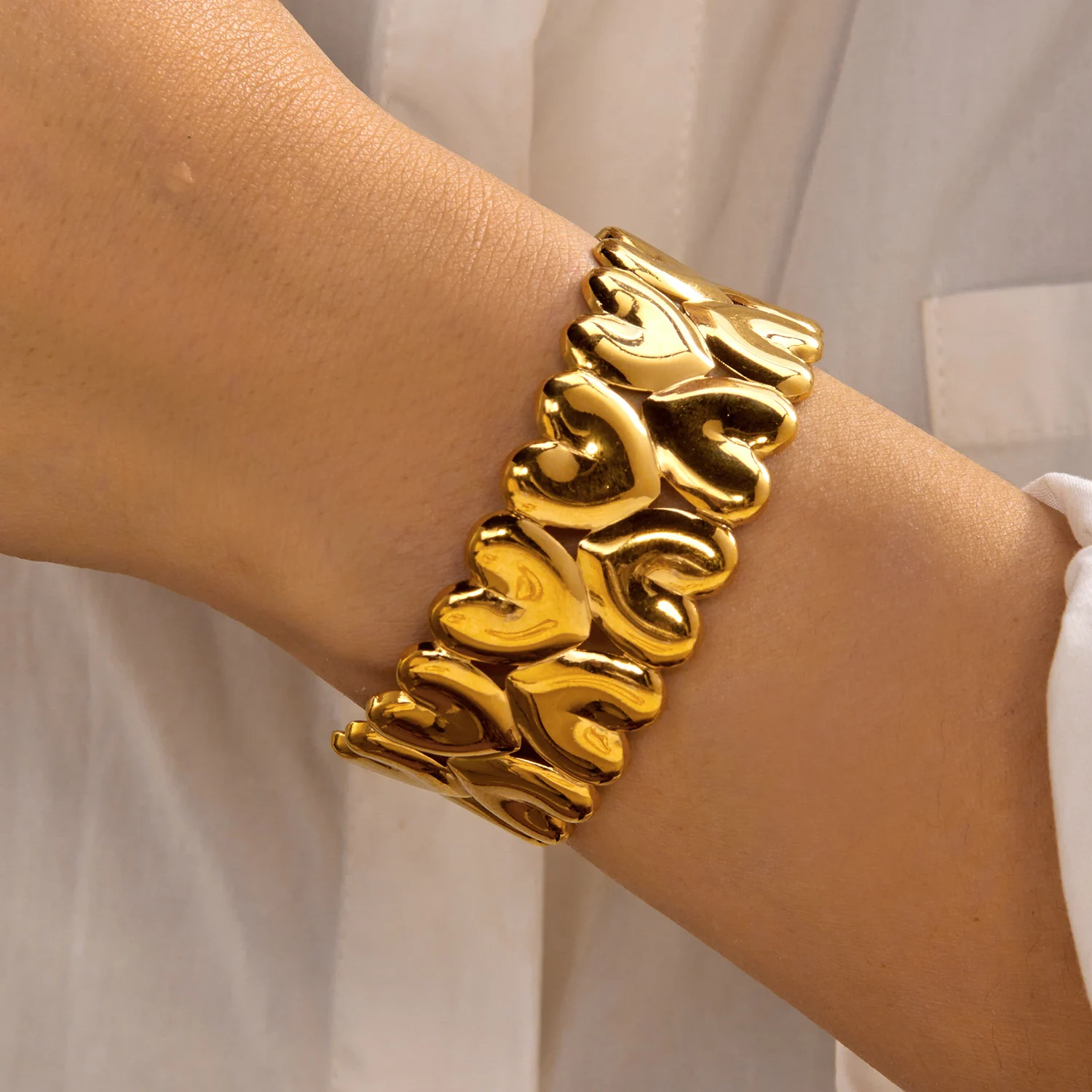 Dünner, gehämmerter, minimalistischer offener Armreif aus Edelstahl mit zarter matter Oberfläche, verstellbares Armband für Damen – Detail 7