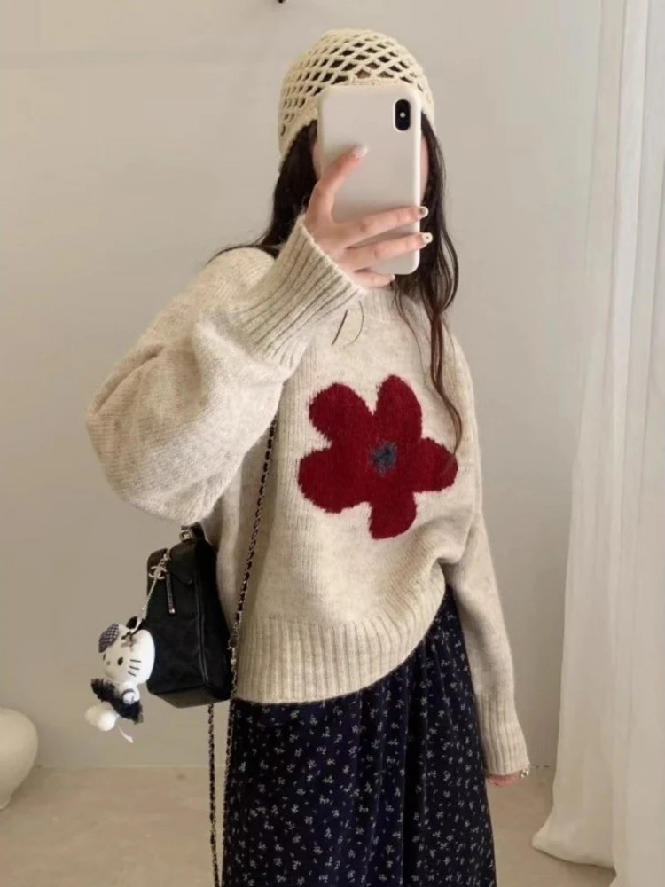 

Корейский стиль: вязаный свитер с круглым вырезом для женщин, весенний, мягкий, свободный, для ношения под одеждой, антивозрастной, повседневный топ с цветочной вышивкой, комфортный
