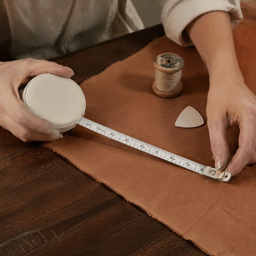 Dual Scale Body Measuring Tape 59 Inch / 150cm PU Leather Sewing Tape Measure Hemmed Round Retractable Flexible Measuring Tape