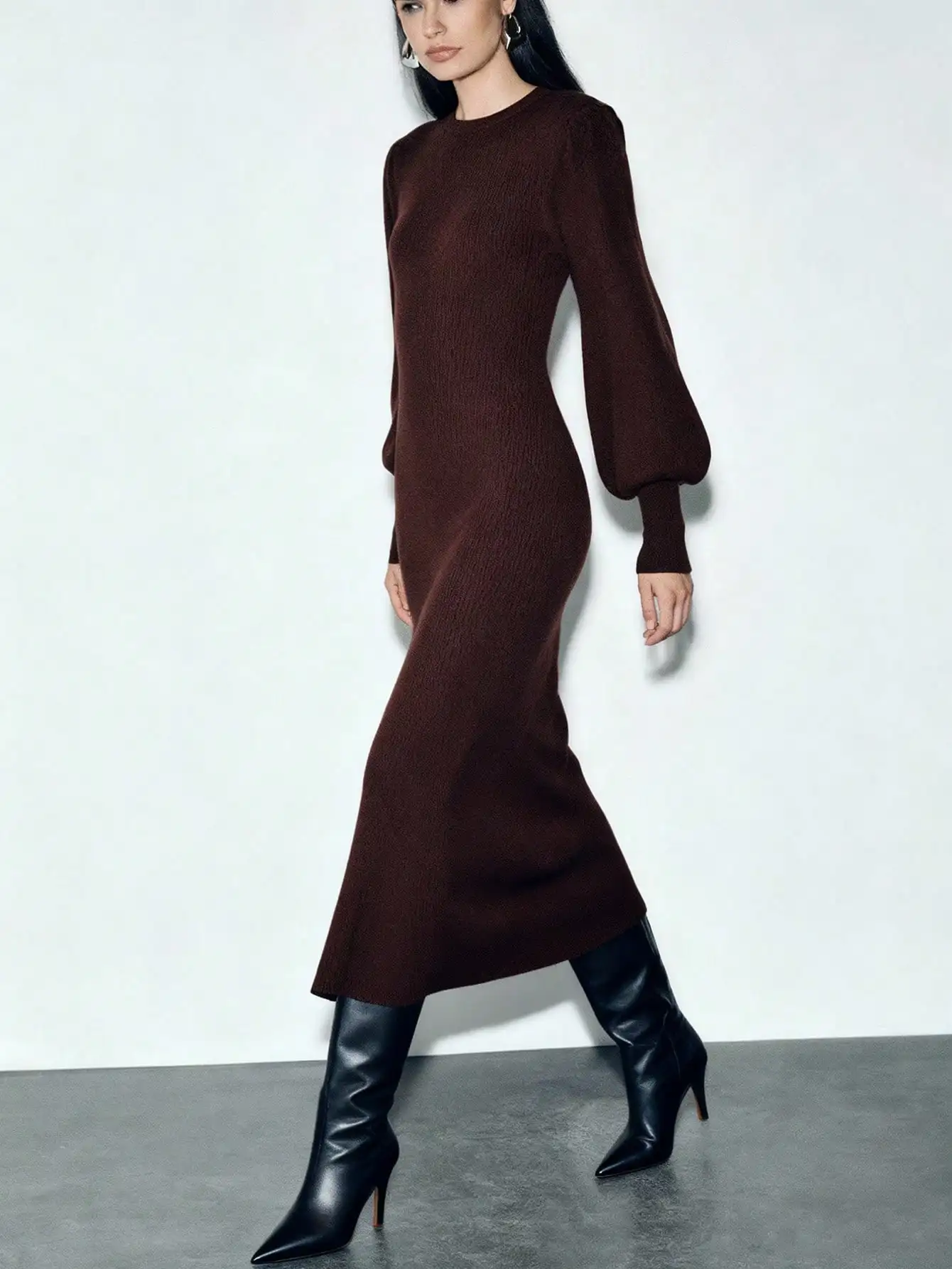 

Женское облегающее трикотажное платье в рубчик с рукавами-фонариками и подолом «русалка», осень-зима