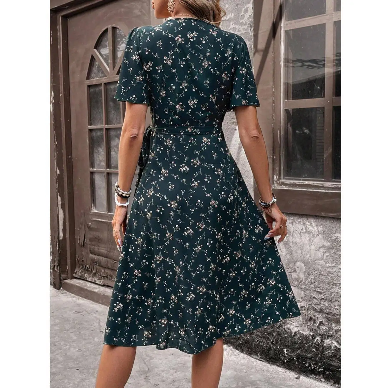 여름 신상 패션 V넥 플로럴 프린트 허리 조임 미디 원피스 또는 스웨이드 주름 밑단 부드러운 폴리에스터 섬유 원피스