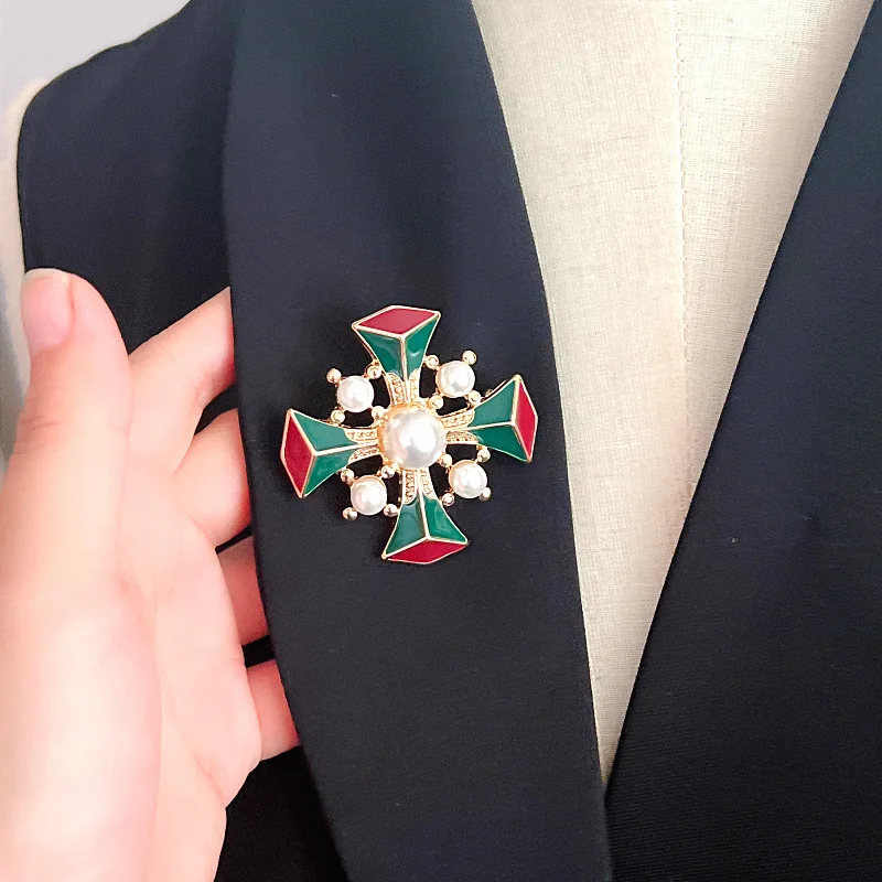 Vintage Baroque Enamel Pearl Brooches Retro Court Cross Brooch Pin for Women Jewelry Coat Accesories Men Suit Lapel Pins Corsage