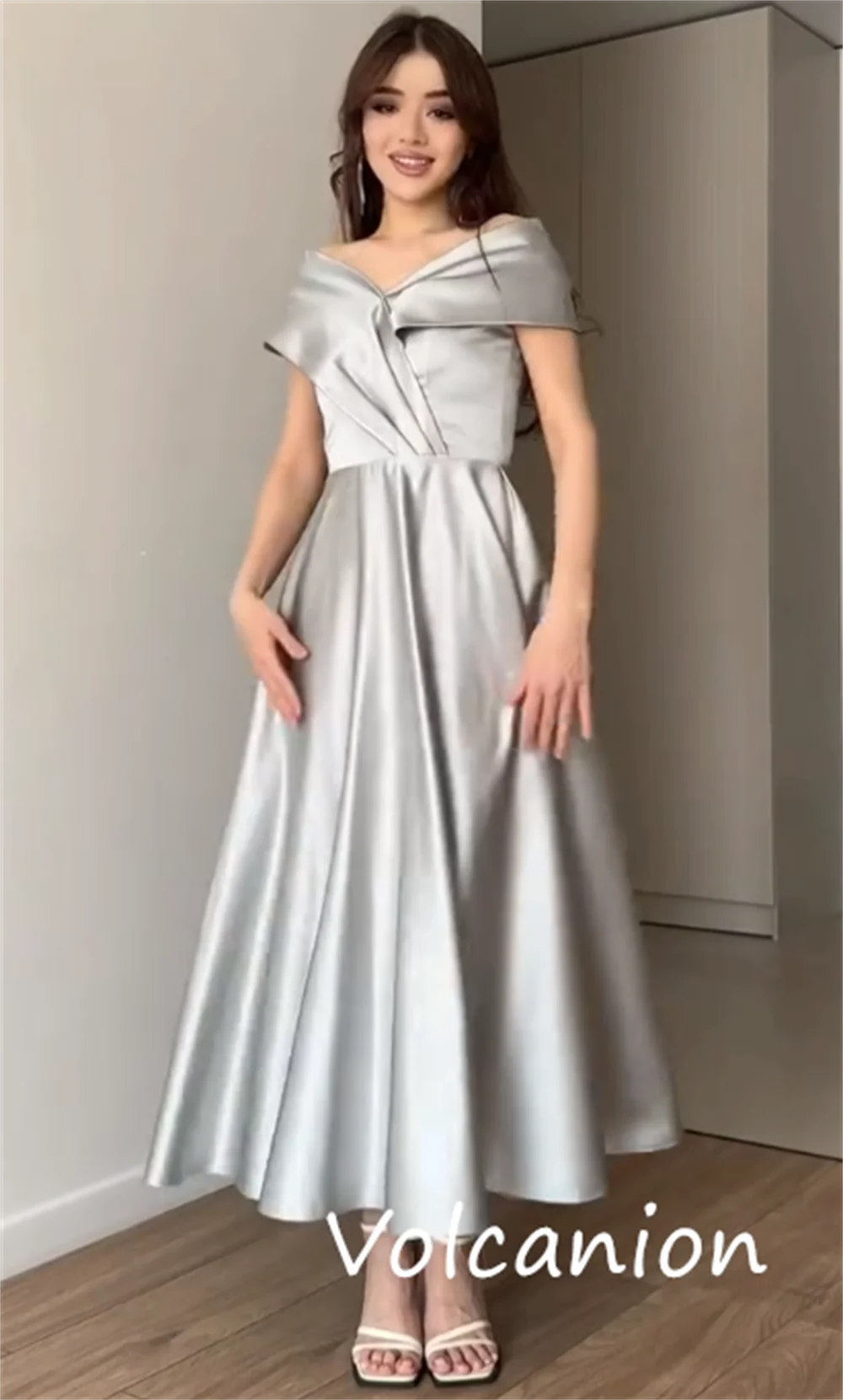 Abiti midi con spalle scoperte a trapezio con pieghe formali squisite personalizzate Charmeuse Moda per occasioni su misura