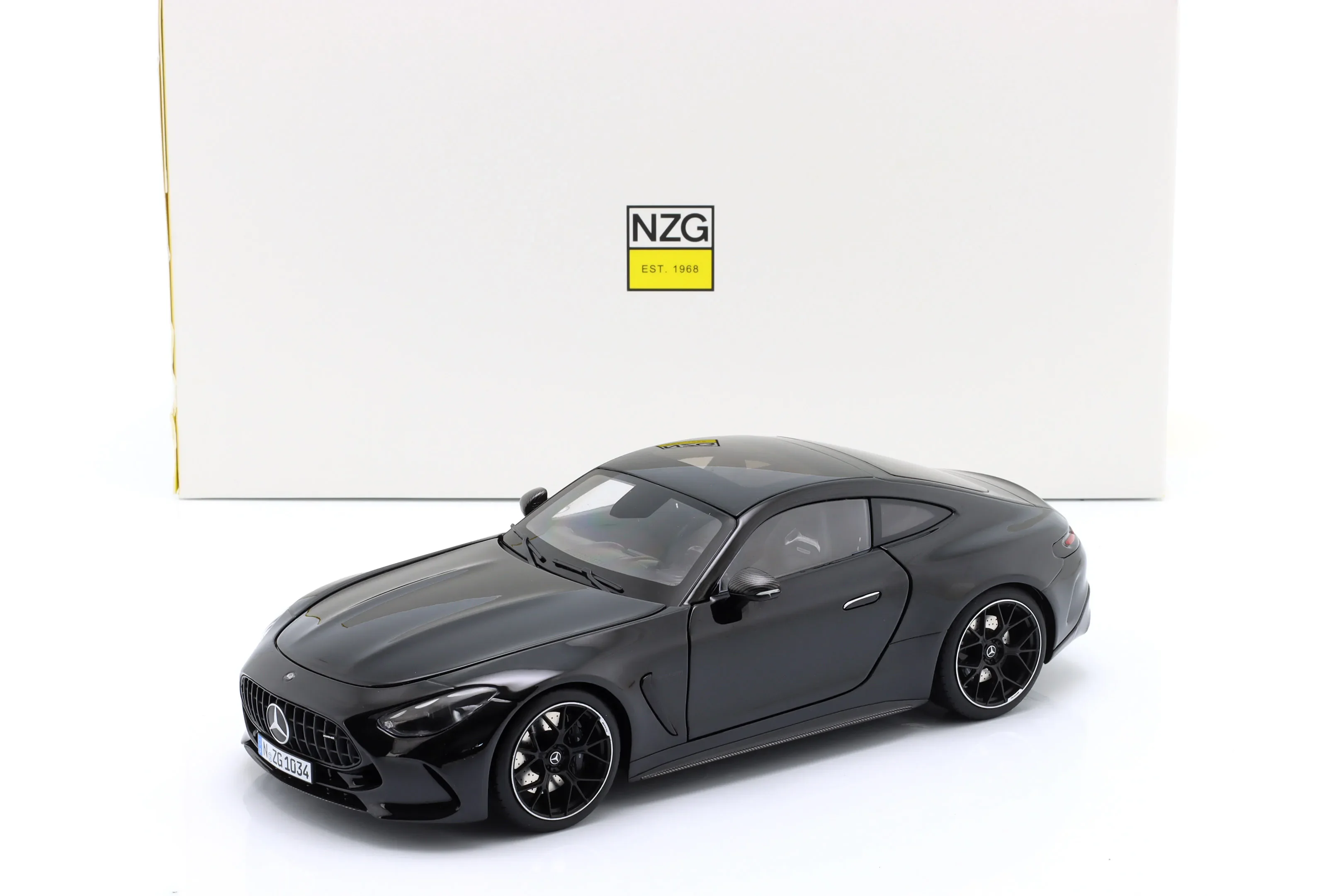 

1:18 AMG GT63 Модель автомобиля из сплава, литой под давлением, полностью открывающиеся двери, оригинальный багажник на капоте NZG для взрослых коллекционеров, серебристо-серый, 2023,