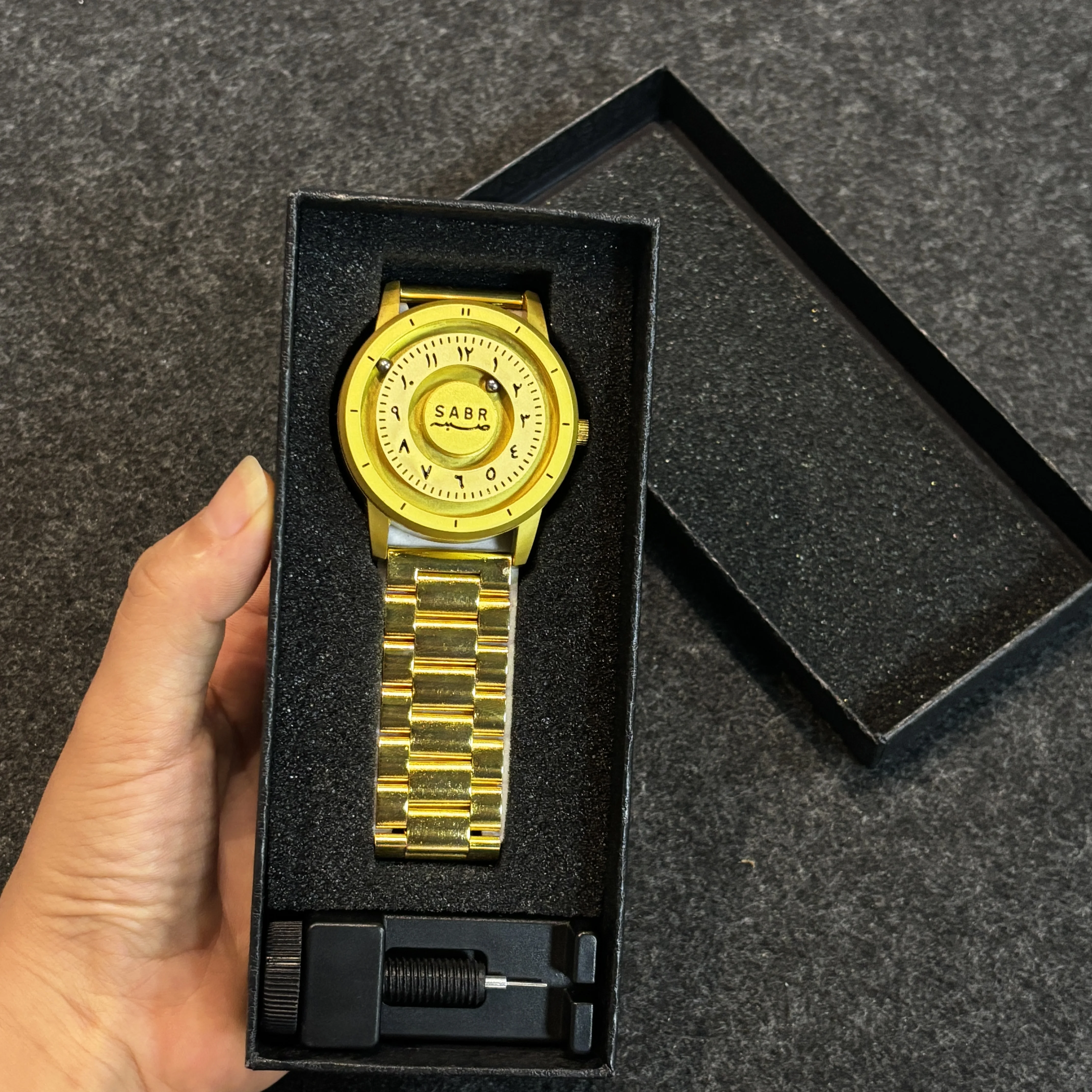 サブール アラビア数字腕時計 マグネットビーズポインターウォッチ ミラーなし ゴールド アラビア数字腕時計セット トップラグジュアリー メンズ腕時計