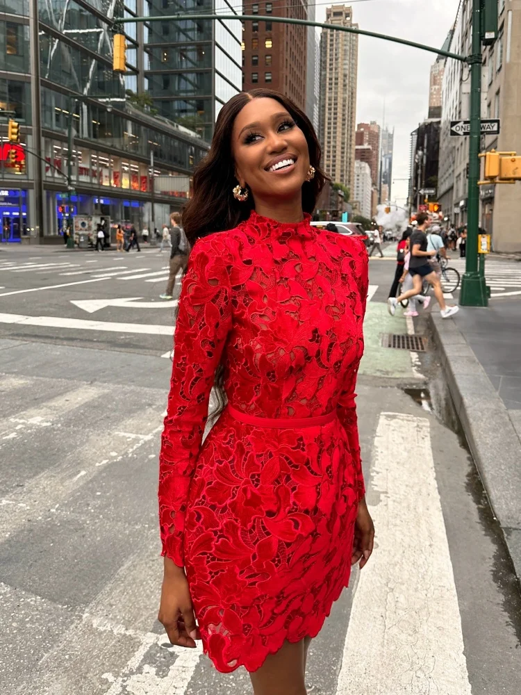 Wieczorowa, modna, luksusowa, czerwona sukienka mini z koronki, z podkreśloną talią i długimi rękawami, seksowna suknia na bal/galę.