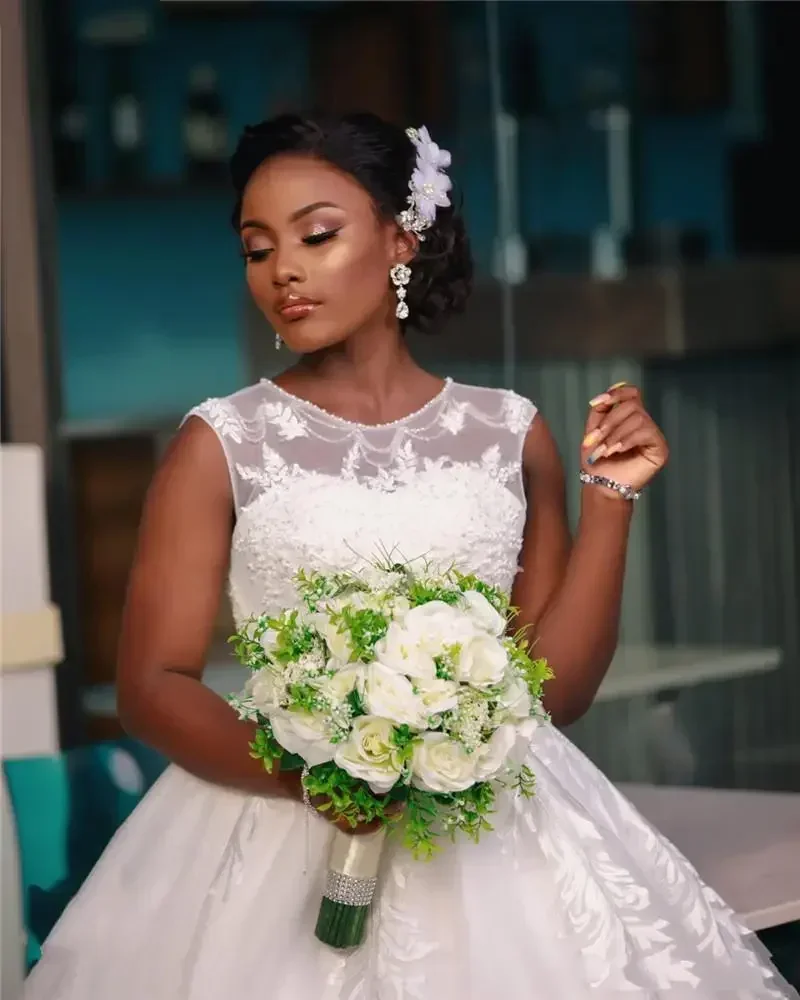 Suknia ślubna balowa z afrykańskimi rękawkami, luksusowa, szyta na miarę, zdobiona kryształami, perłami, plus size, w stylu saudyjskim i dubajskim.