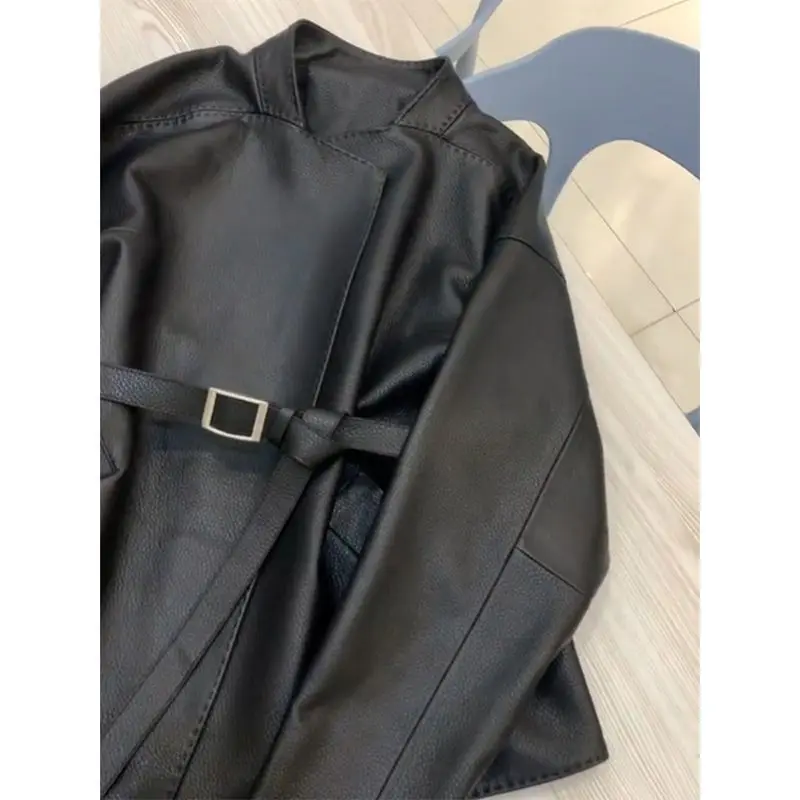 Giacca corta in pelle da donna Temperamento Celebrity 2025 Giacca in pelle da motociclista di tendenza autunnale Piccola giacca con lacci