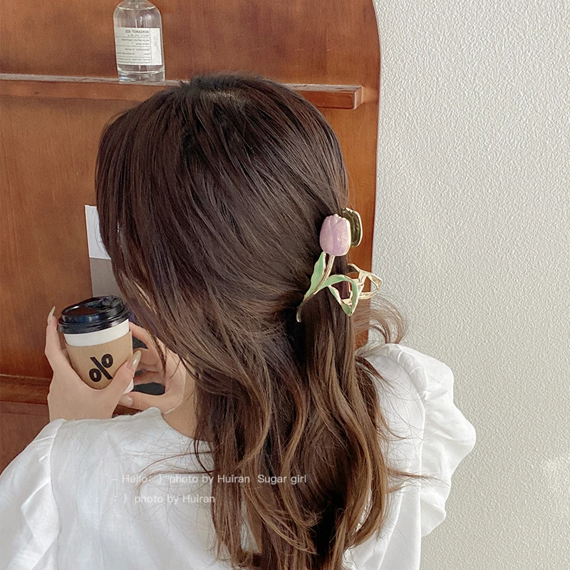 Рисунок 5 - Маленький свежий трехцветный тюльпан