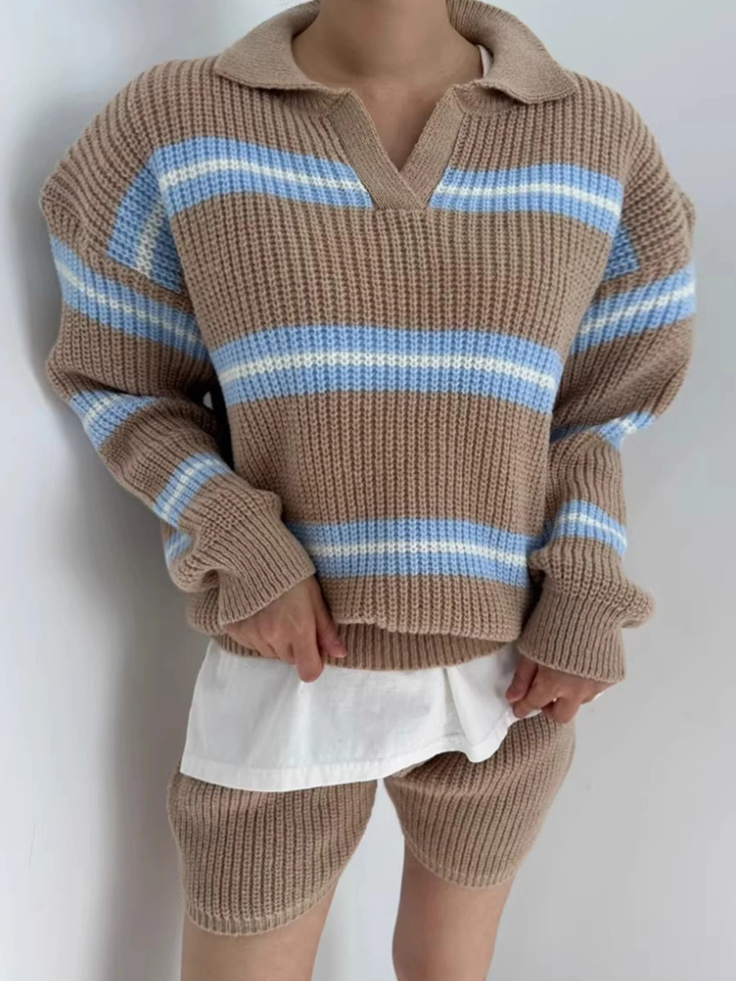 

Стильный осенне-зимний женский комплект: полосатый вязаный свитер и шорты с высокой талией, эффект похудения, комфортный свободный крой, модный дизайн