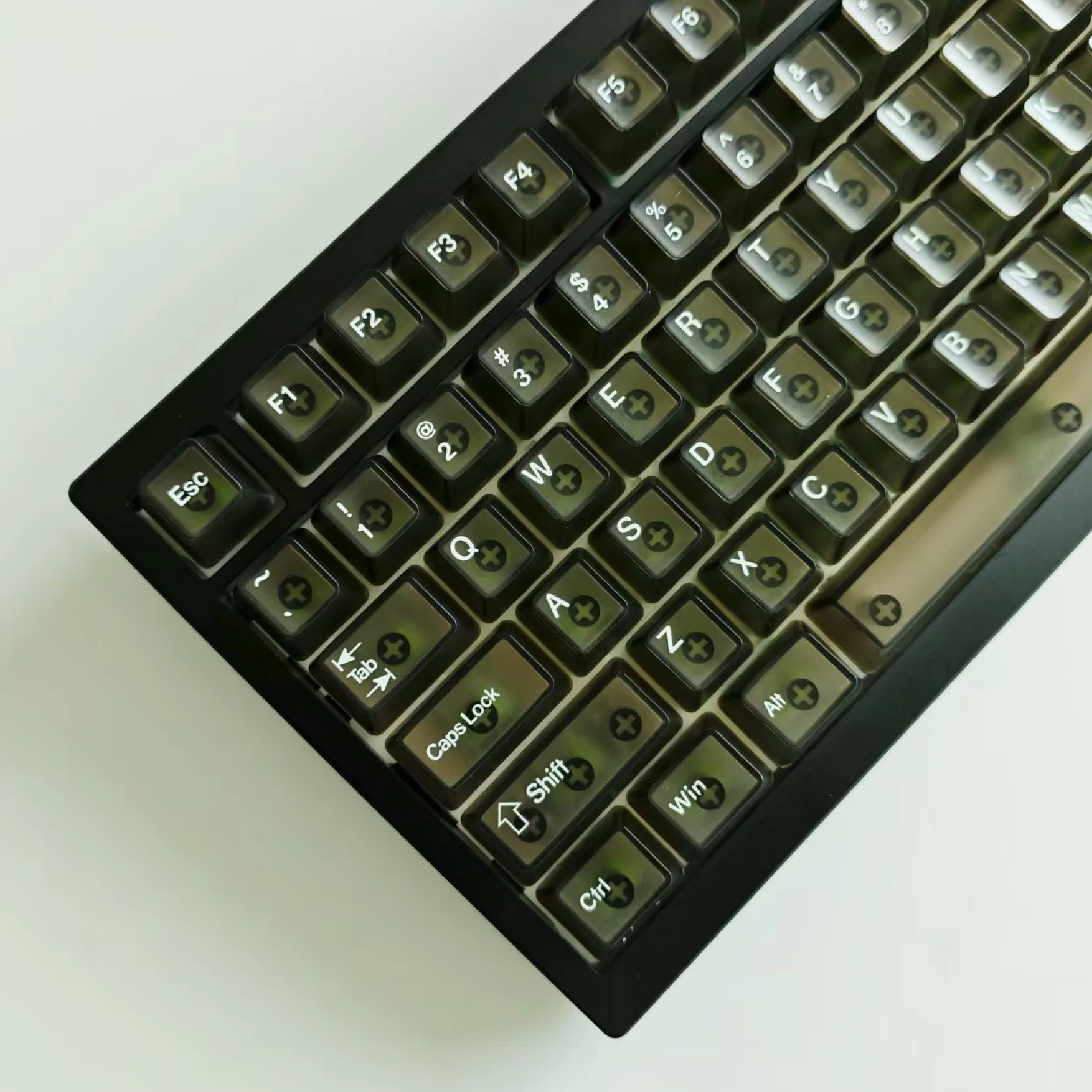 133 keys are engraved with fog-transparent black and white characters PC material Soft and hazy transparent keycaps Mechanical