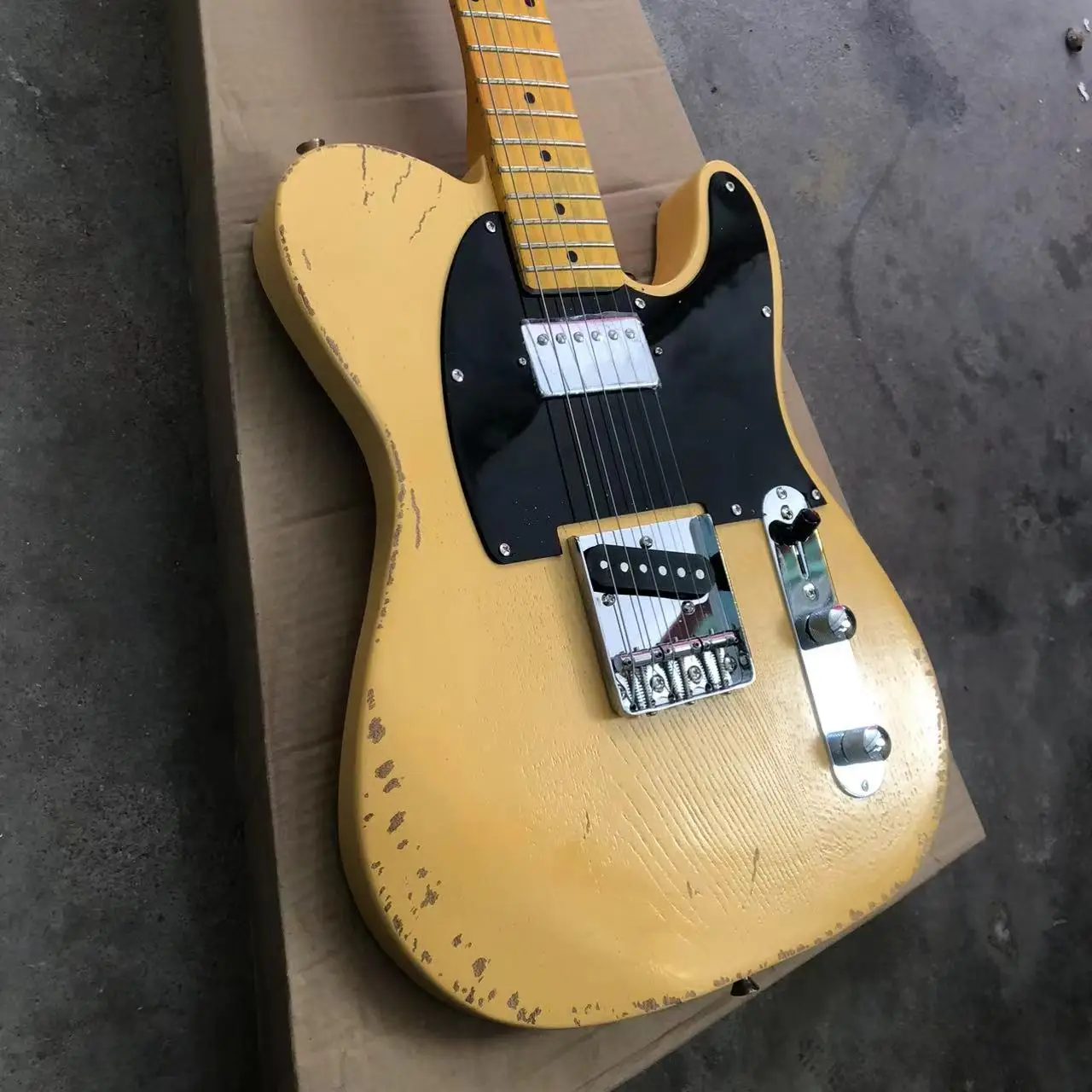 Milk yellow six-string old electric guitar, basswood body, maple neck, black panel support personalized customization.