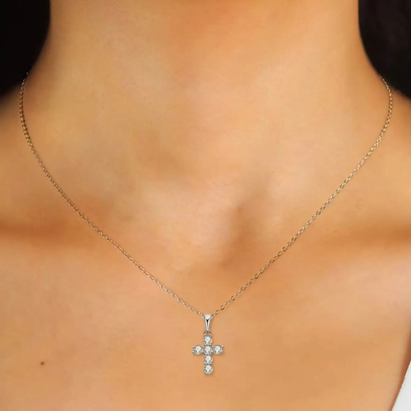 Eine 925 Sterling Silber Moissanit-Kreuzkette, die modisch, trendig, elegant, sanft, frisch und süß ist. – Detail 5