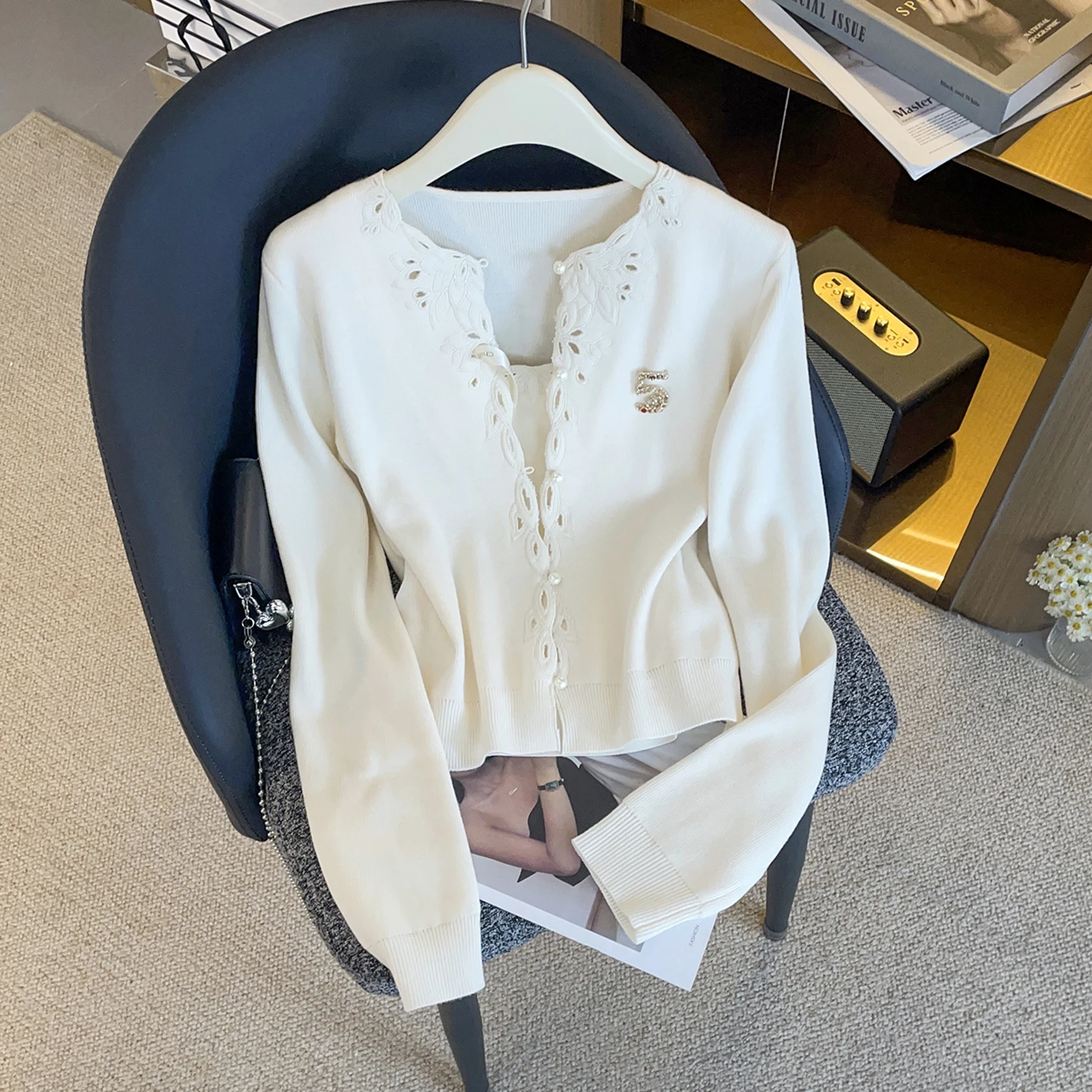 

Элегантный белый вязаный кардиган с вышивкой и ажурными элементами для женщин, коллекция South Oil High End Fashion Winter, V-образный вырез, длинный рукав