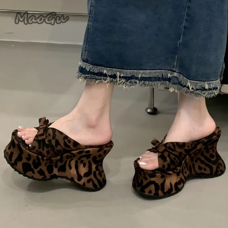 كعب النعال امرأة صنادل أرضية حزام الصيف Bowknot سلسلة أحذية مكتنزة ليوبارد عالية الكعب Zapatos De Mujer الصنادل امرأة
