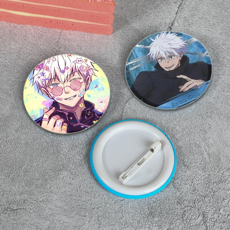 Insignia de figura de Anime Satoru Gojo, broches bonitos de dibujos animados de Cosplay, pines de esmalte exquisitos de cómic para mochila, ropa, regalo, 44mm