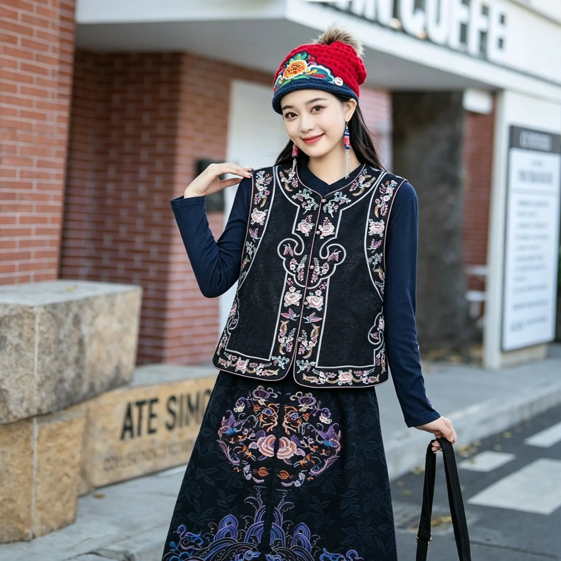 Elegant Embroidered Ethnic Style Women's Vest Autumn Winter New Retro Buttonless Sleeveless Outerwear Fashionable Cardigan