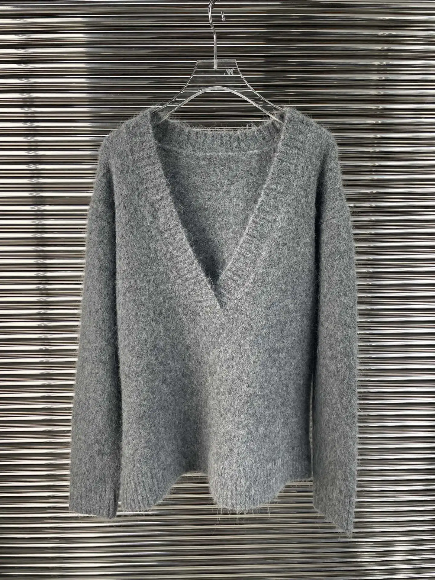 

Женская одежда 2025 Темпераментный свитер с глубоким V-образным вырезом 1109