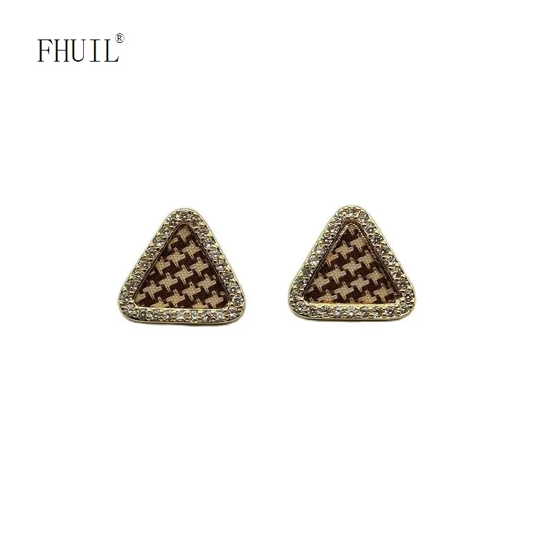 

Женские серьги-гвоздики с рисунком «гусиные лапки»