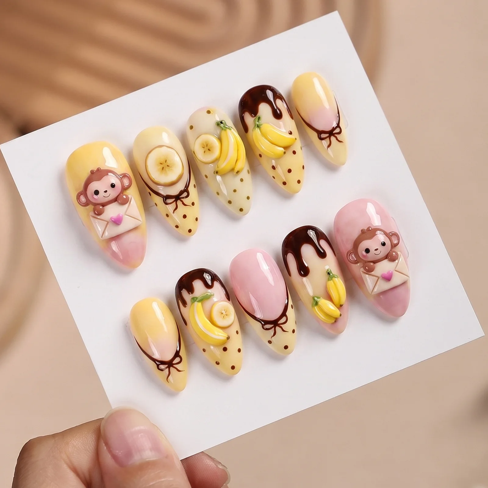 30 Stück Press-On-Nägel, niedliche 3D-Affen-Bananen-Kunstnägel, kurze Mandelform, Nude, Gelb, Pink, Nagelspitzen mit vollständiger Abdeckung für Frauen und Mädchen – Detail 3