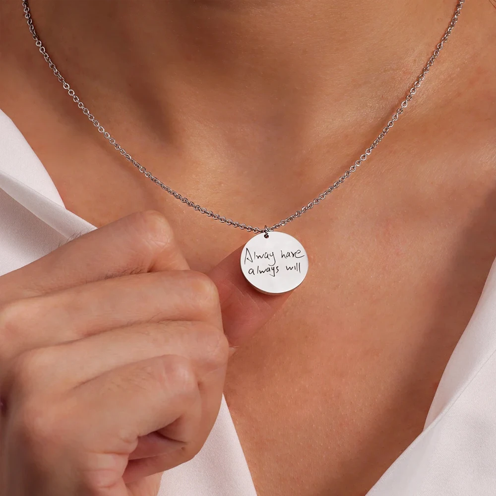 Cooltime individuelle runde Anhänger-Halskette aus Edelstahl für Frauen, personalisierte Buchstaben, besondere Symbole, Halskette, Geburtstagsgeschenk – Detail 7