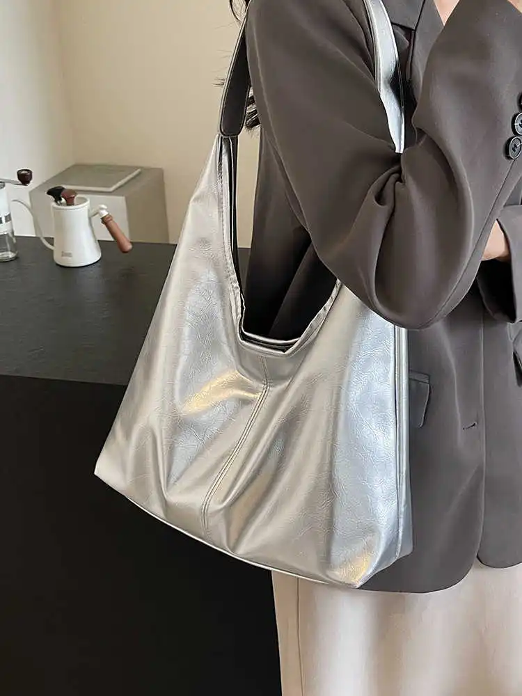 

Silver Large Capacity Commute Tote Bag Women 2025 Spring Casual Soft Leather One Shoulder Bag Solid Color Versatile Handbag