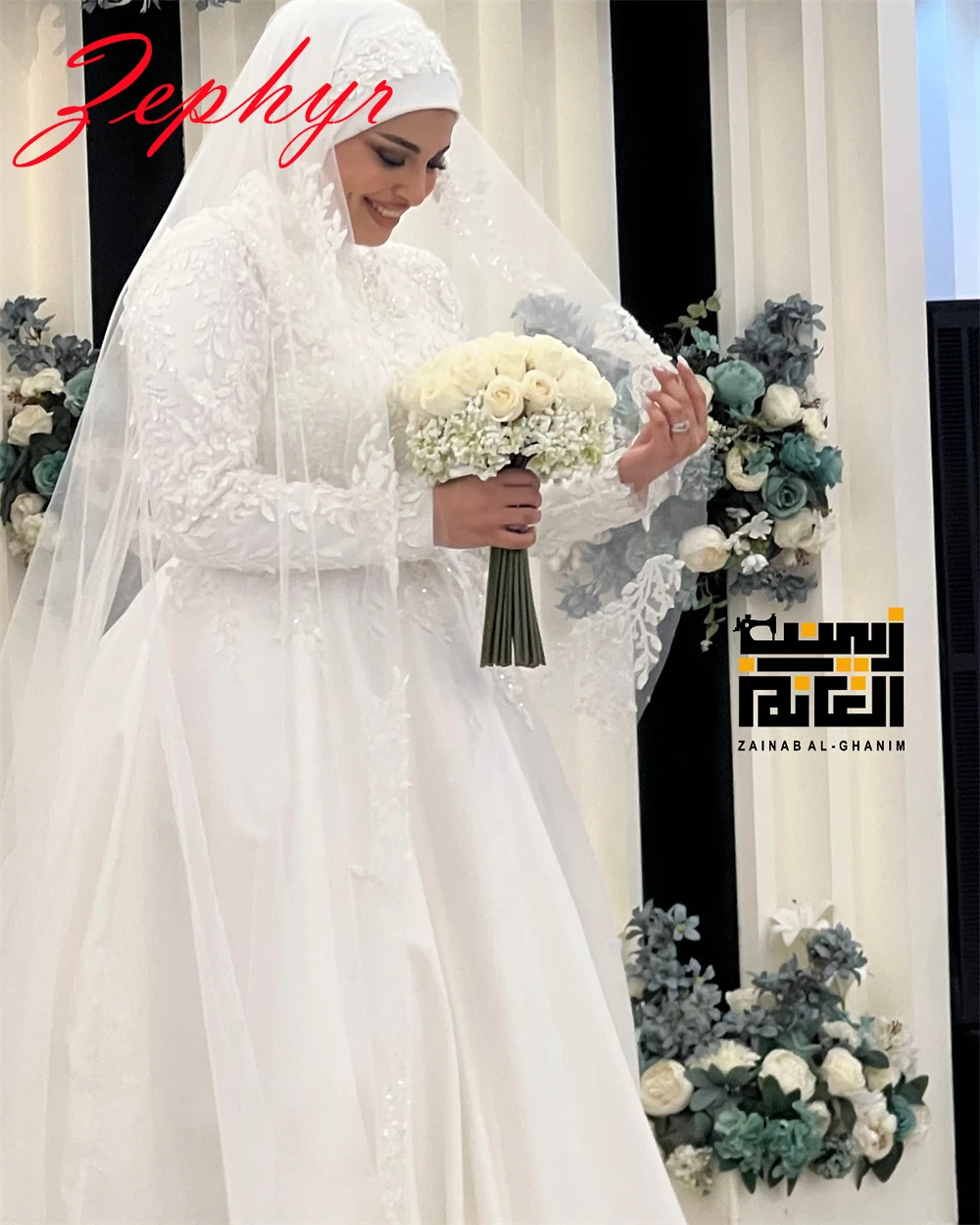 맞춤형 고품질 화이트 새틴 아플리케 웨딩 드레스 절묘한 높은 넥 라인 긴 소매 채플 트레인 신부 가운