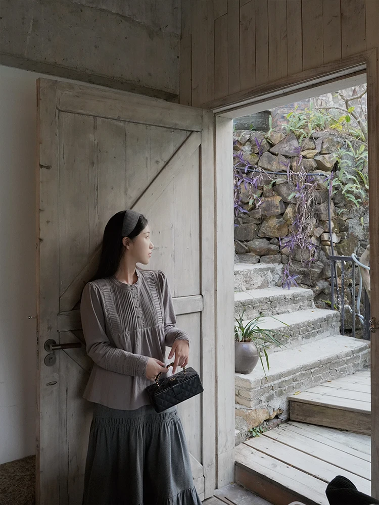 

Ретро-блузка из плотного хлопка с кружевной отделкой, текстурой «кукла» и узором «Лунный разлом», свободного кроя, с длинными рукавами и круглым вырезом