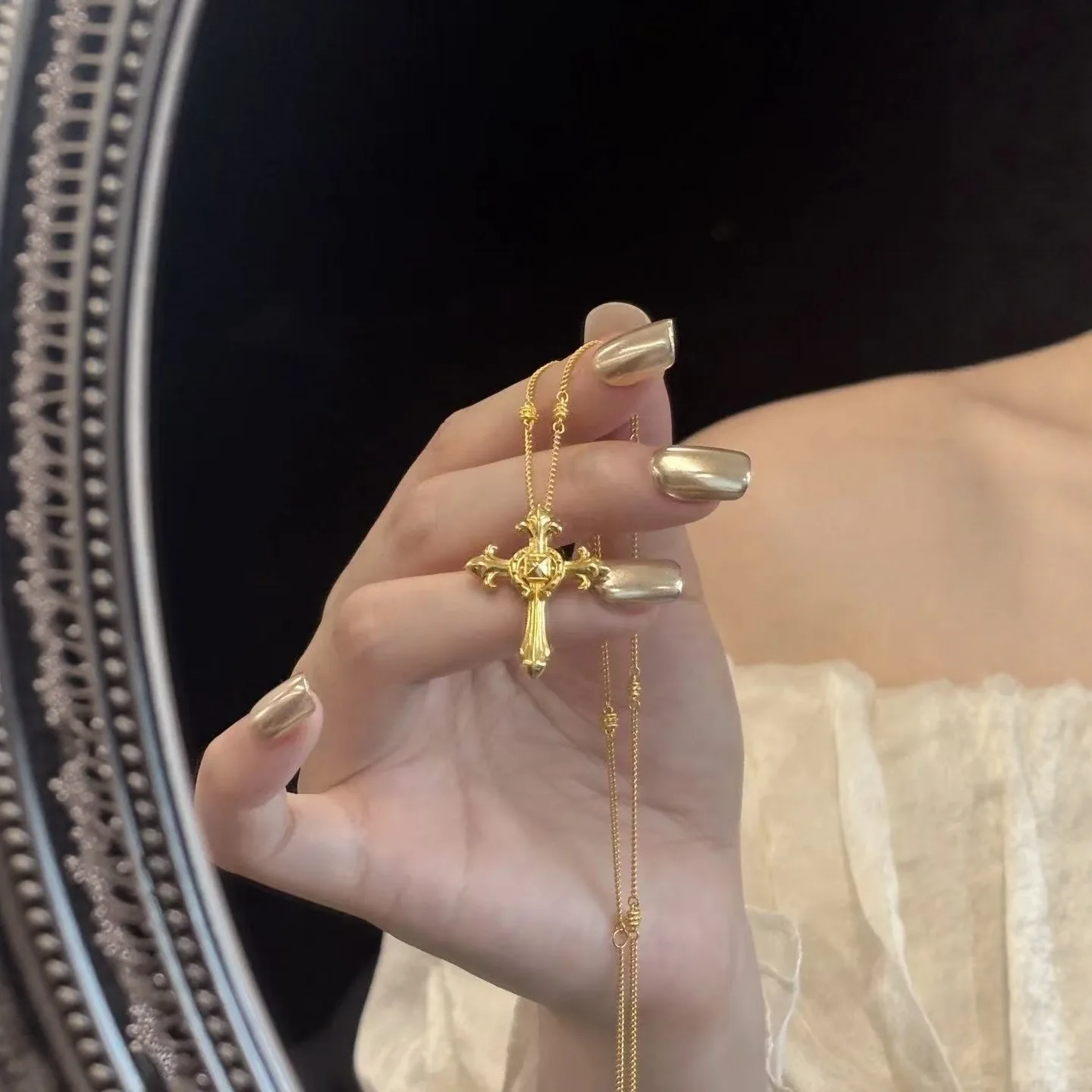 9999 gold scepter hoof buckle necklace for women with a vintage feel, featuring a cross-shaped design. A fashionable
