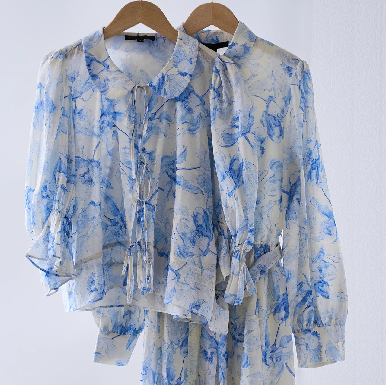 

Elegant Abstract Print Belted Tie-Collared Dress Women's Fashion Spring 2025 Sweet Style Casual Sportswear Set