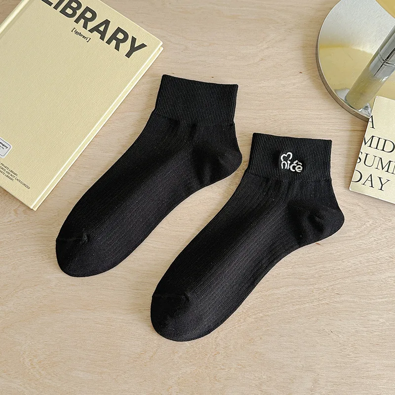 5 Pairs of WOMEN\'S Summer Black and White Thin Embroidered Short Tube Trendy Smiling Face Letter Embroidered Socks