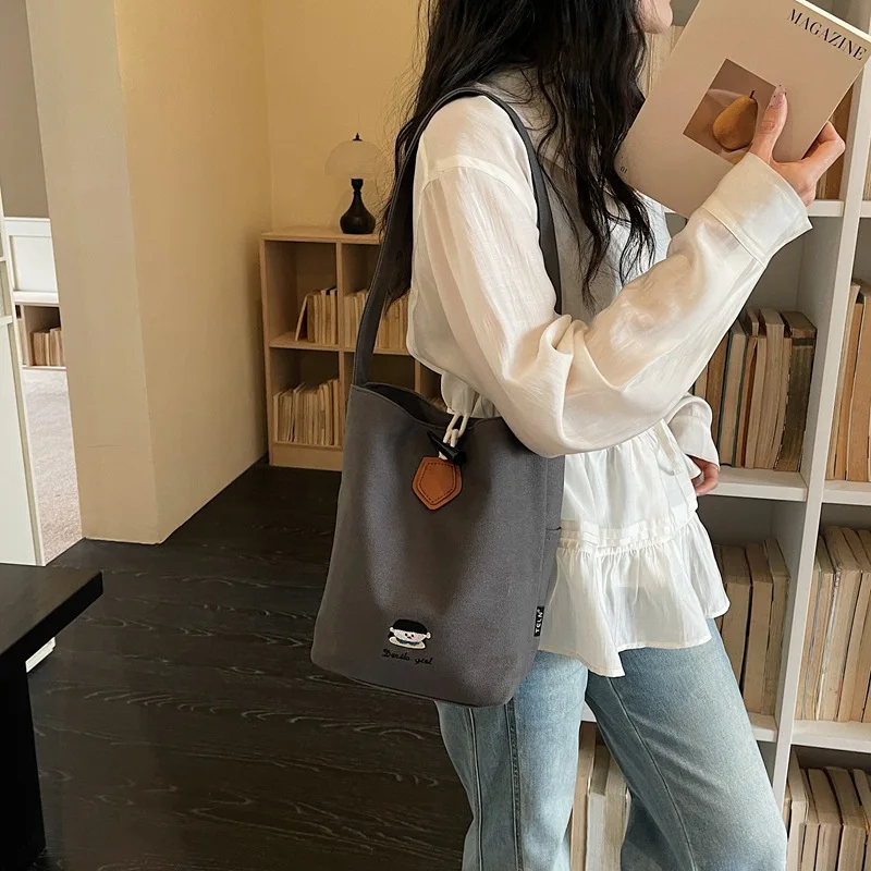 New Thick Texture Embroidered Canvas Shoulder Bag Niche Korean Style Multi Pocket Bucket Bag Guangzhou High Quality Women Bag