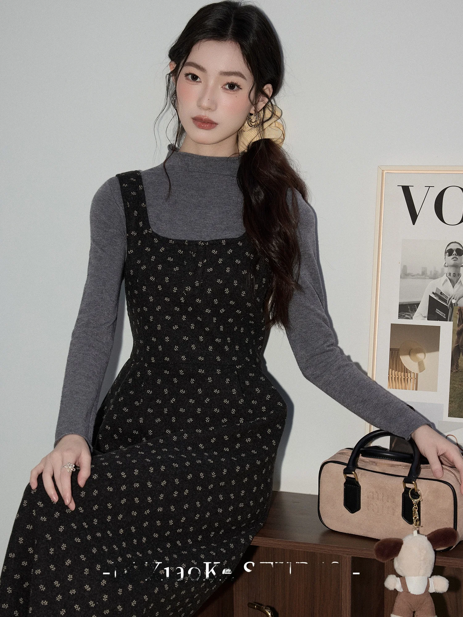 

Женский осенне-зимний шерстяной комплект из двух предметов с цветочным принтом, высоким воротником и модным дизайном.