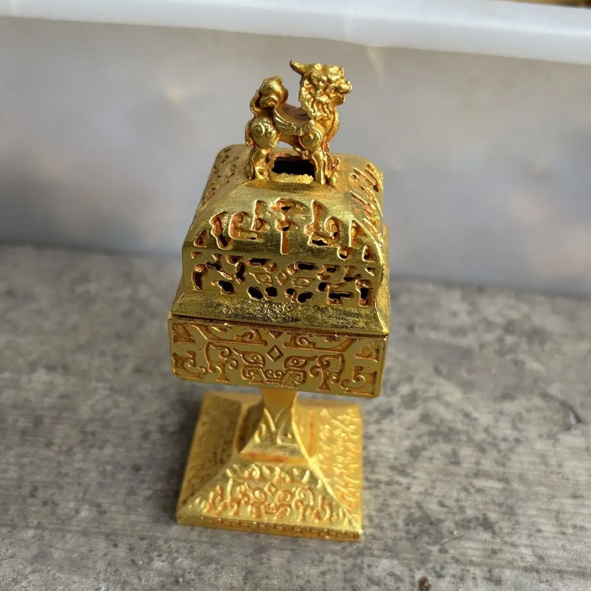 

Antique antique gold square lion stove ornament