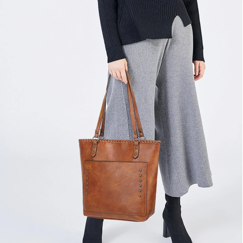 

New niche simple Europe and the United States rivets handsome biker wind soft leather shoulder handheld Tote female bags