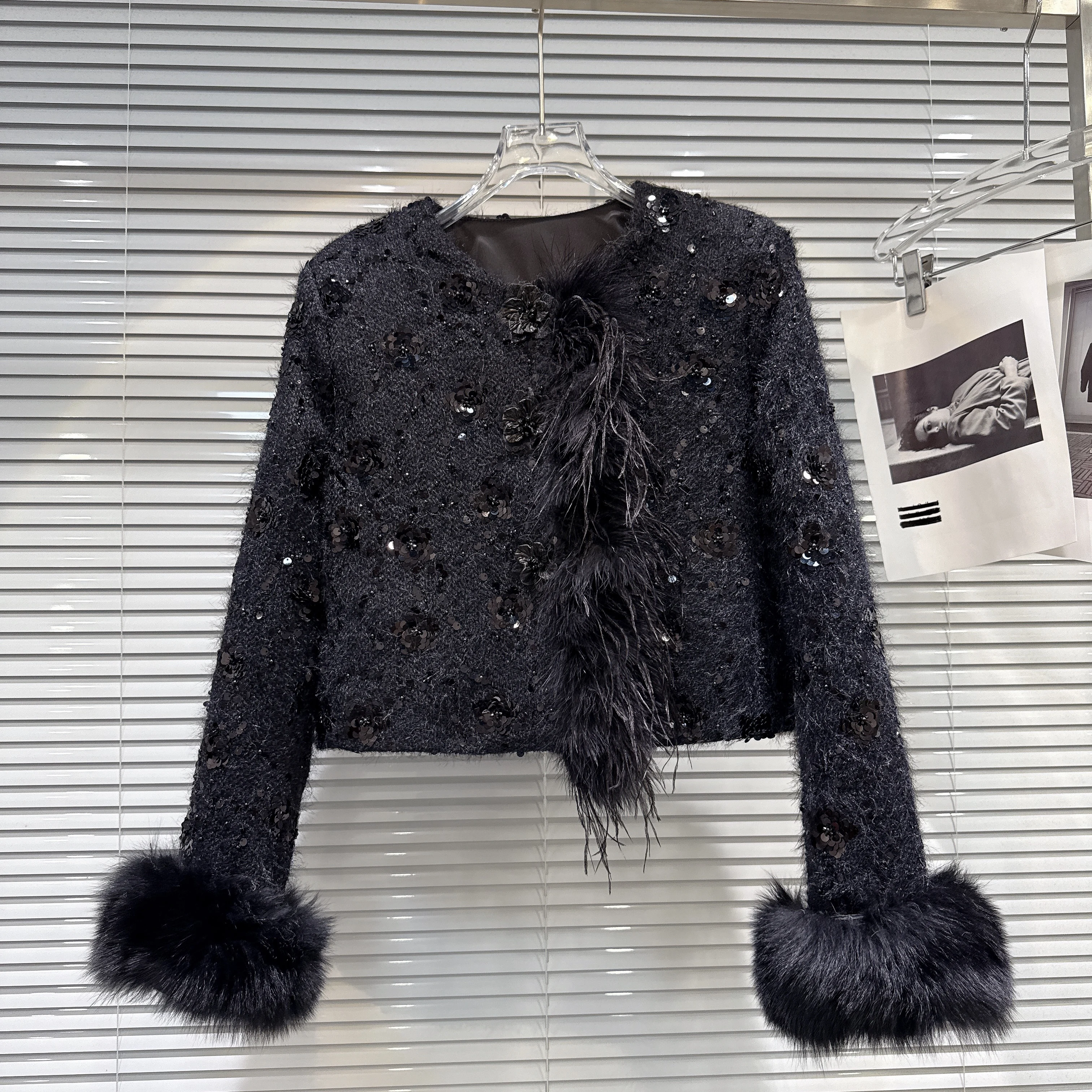 

2025 Winter New French Style Socialite Fox Fur Sleeve с блестками, шерстяная короткая куртка на пуховой подкладке для женщин, шикарное черное твидовое пальто, топ