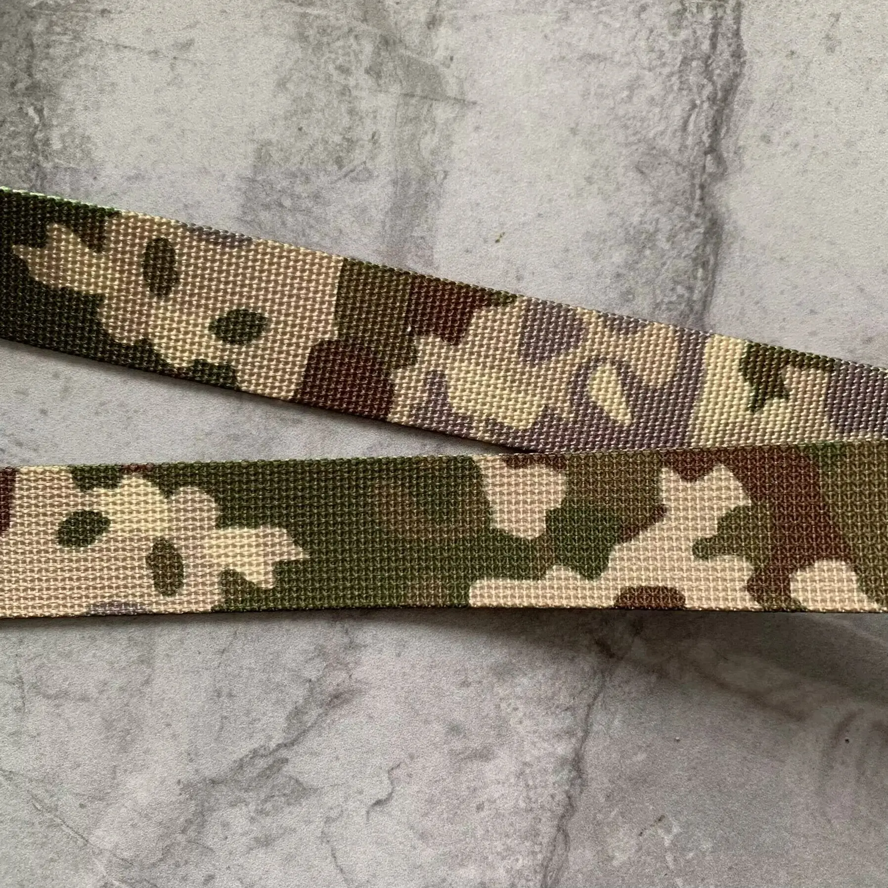 2.5cm di larghezza Jungle German Flecktarn fettuccia mimetica cinturino per bordi Non elastico cintura a zaino accessorio in tessuto 1 metro