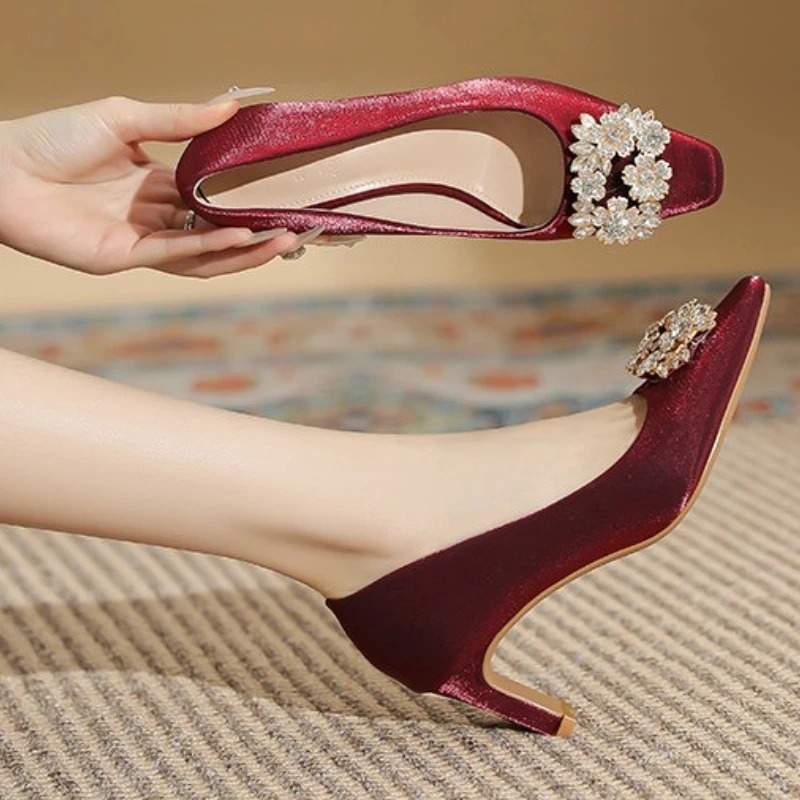 2025 Simple, Fashionable, and Elegant Spring/summer New Pointed Temperament Versatile Rhinestone Single Shoes Womens Shoes