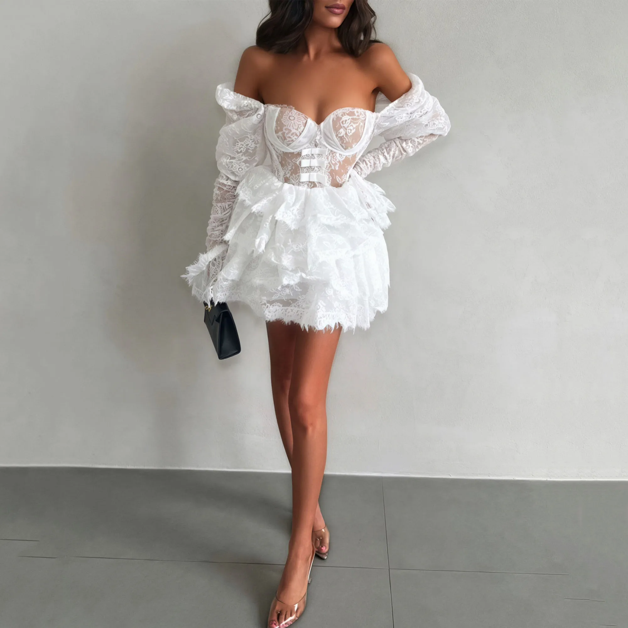 Schulterfreies, kurzes Brautkleid aus Spitze mit langen Ärmeln, gestuftes Rüschen-Brautkleid, A-Linie, Empfangskleider, über dem Knie, individuell gestaltet