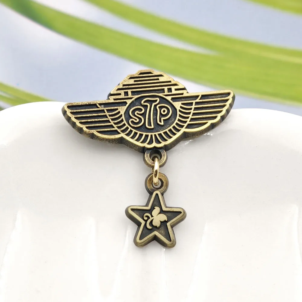 Stone-Temple Pilots Band Emaille-Pin STP-geflügelte Broschen Hängender Stern Metall-Abzeichen Grunge Rock Musik-Fans Sammlerstück Schmuck Geschenk – Detail 8