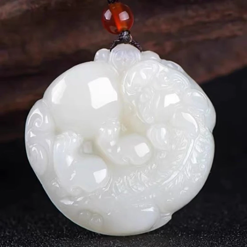 

The natural Afghan jade white round PI Xiu pendant symbolizes that all wishes will be granted. It is a festival gift for family