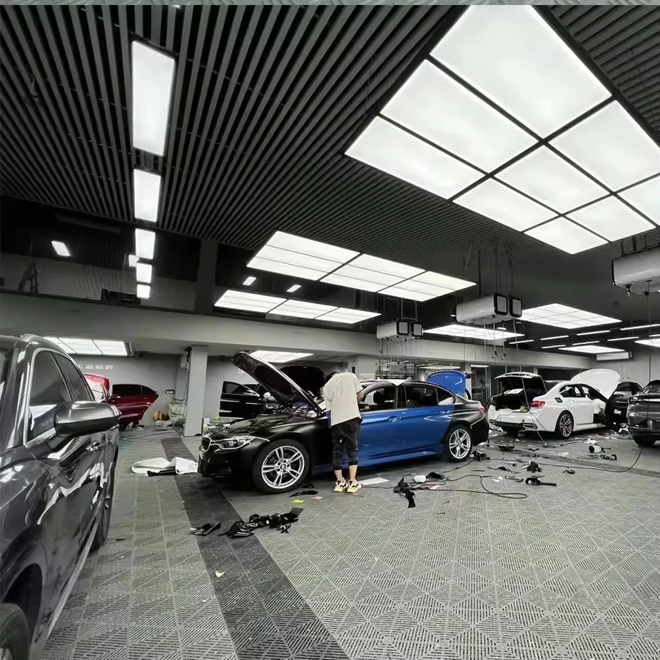 High Tensile Strength Portable Plastic Garage Flooring Tiles Modular Anti Slip PP Floor Mat Drain Grate for Car Wash Room Shop