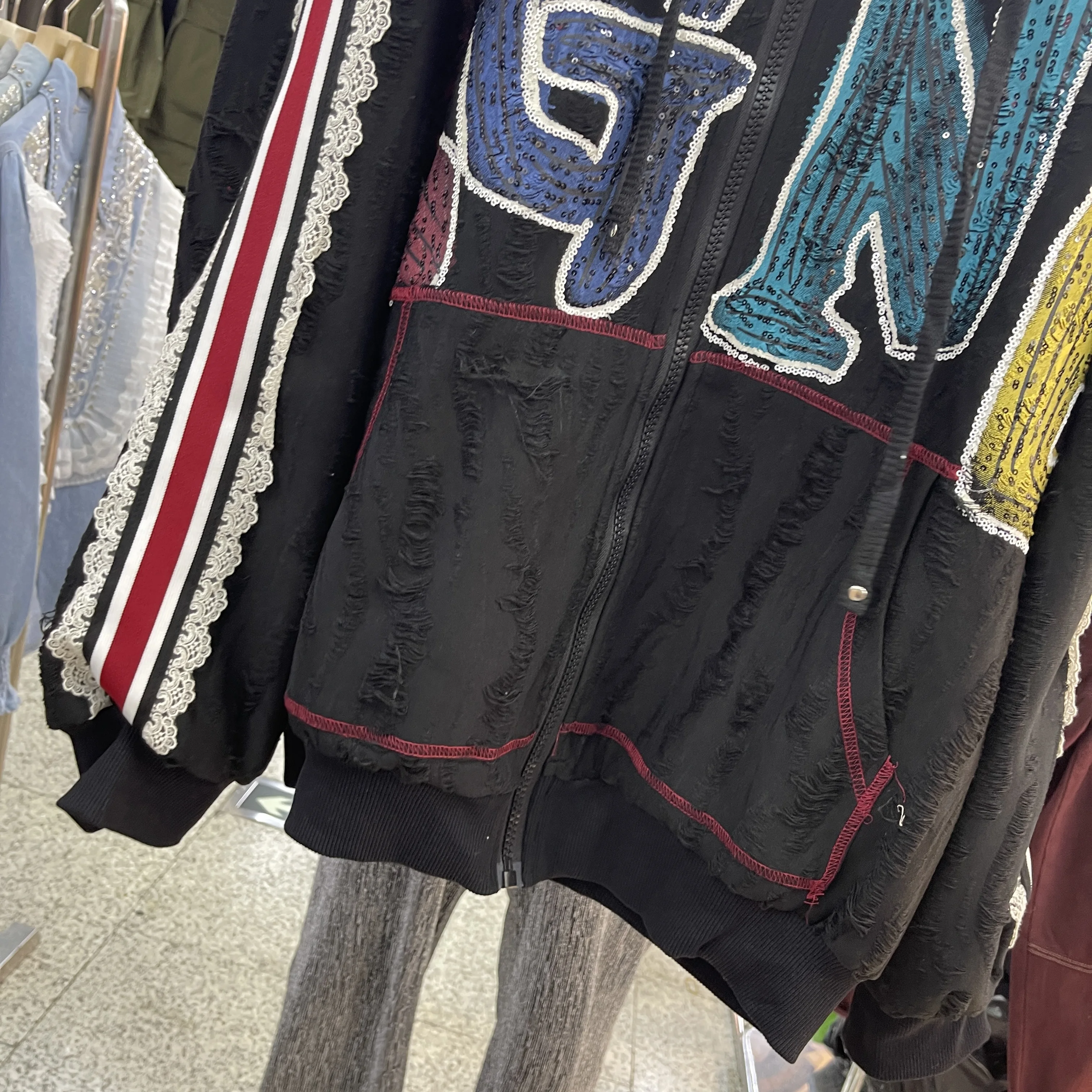 เสื้อแจ็คเก็ตกระต่ายการ์ตูนปักเลื่อมหนัก แบรนด์ทันสมัย สำหรับผู้หญิง ฤดูใบไม้ร่วง 2025 รุ่นใหม่ ทรงหลวม ใส่ได้หลายโอกาส ช่วยลดอายุ พร้อมฮู้ด