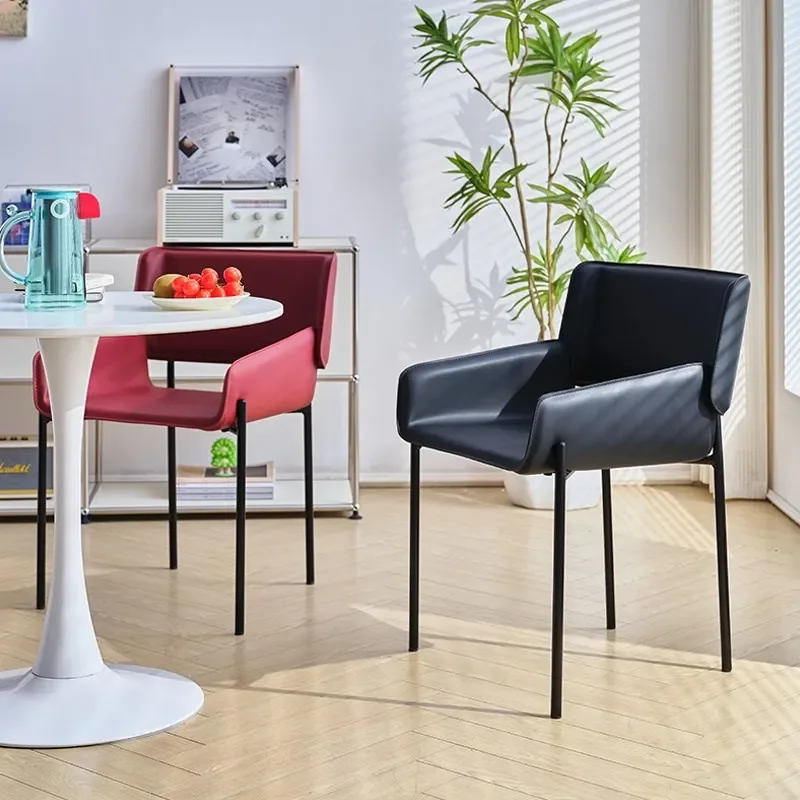 Sedia da pranzo moderna e minimalista in pelle con comode schienale e braccioli