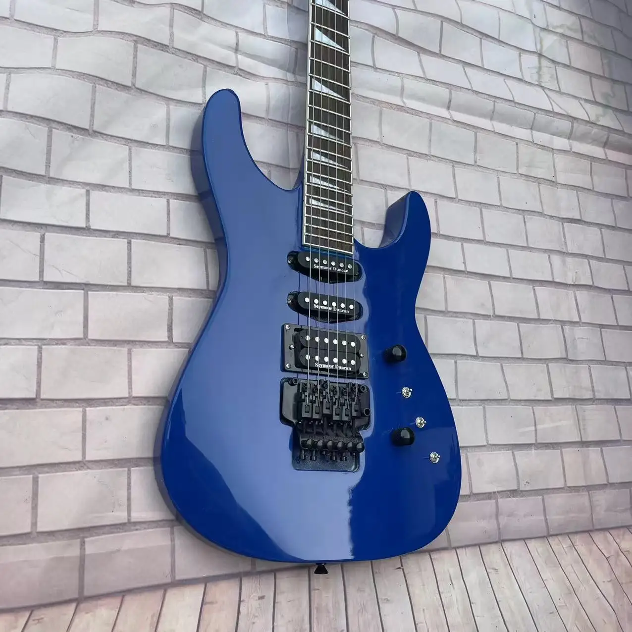 In stock, 6-chord electric guitar, blue body, with real shipping pictures. Order and ship immediately