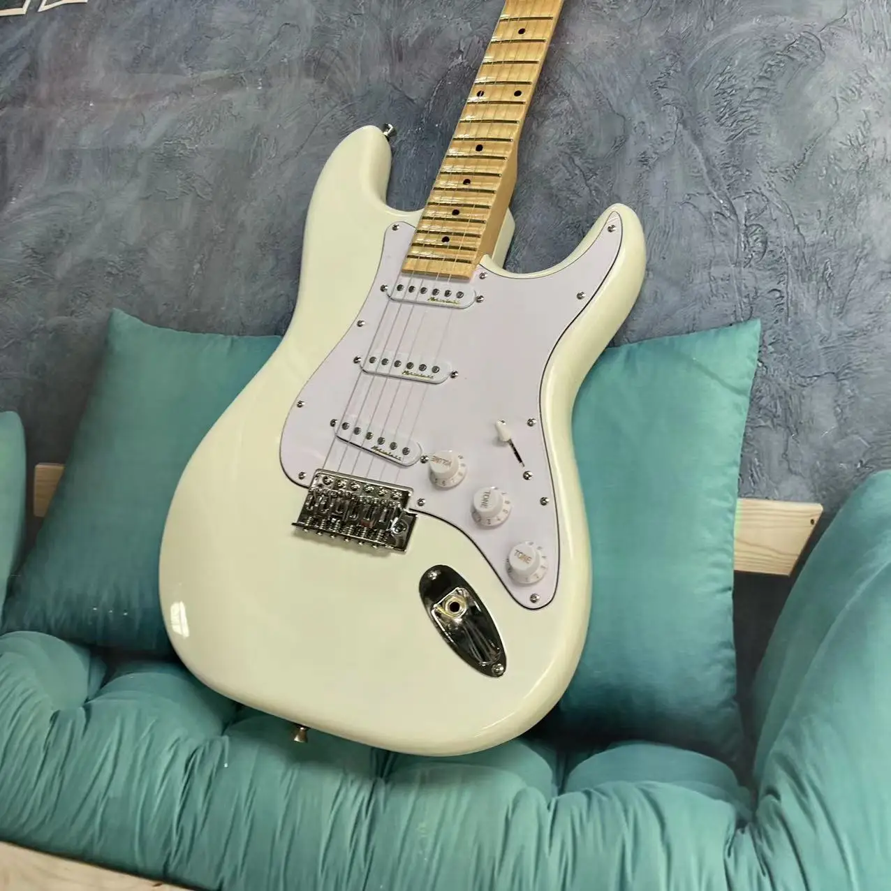 Electric guitar with 6 strings, white body, maple fingerboard, maple track, real factory pictures, can be shipped with an order,