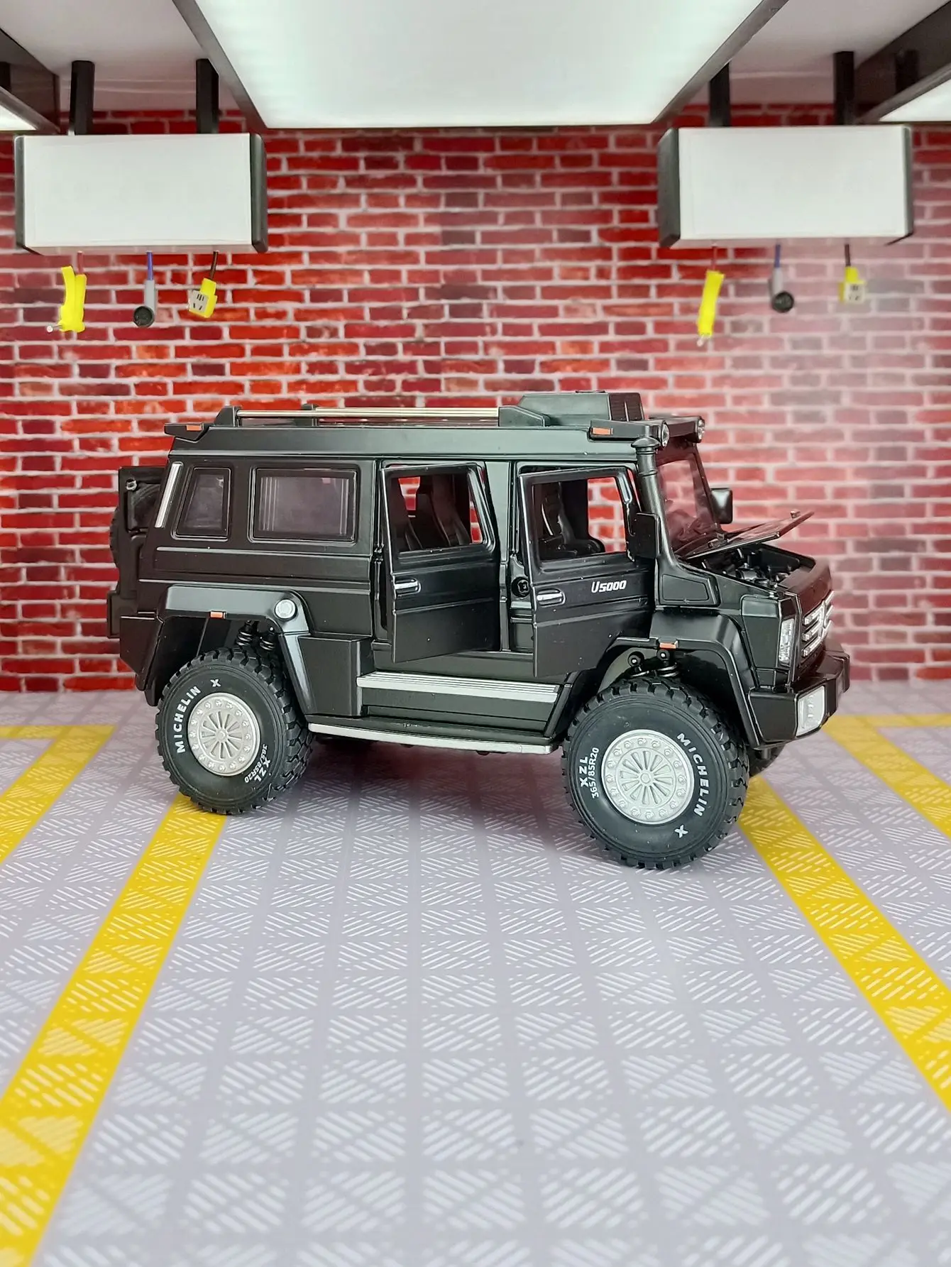 1/28 UNIMOG U5000 Automodel Speelgoeddeuren en de voorkap en kofferbakdeur kan ook worden geopend rijke details, vakmanschap