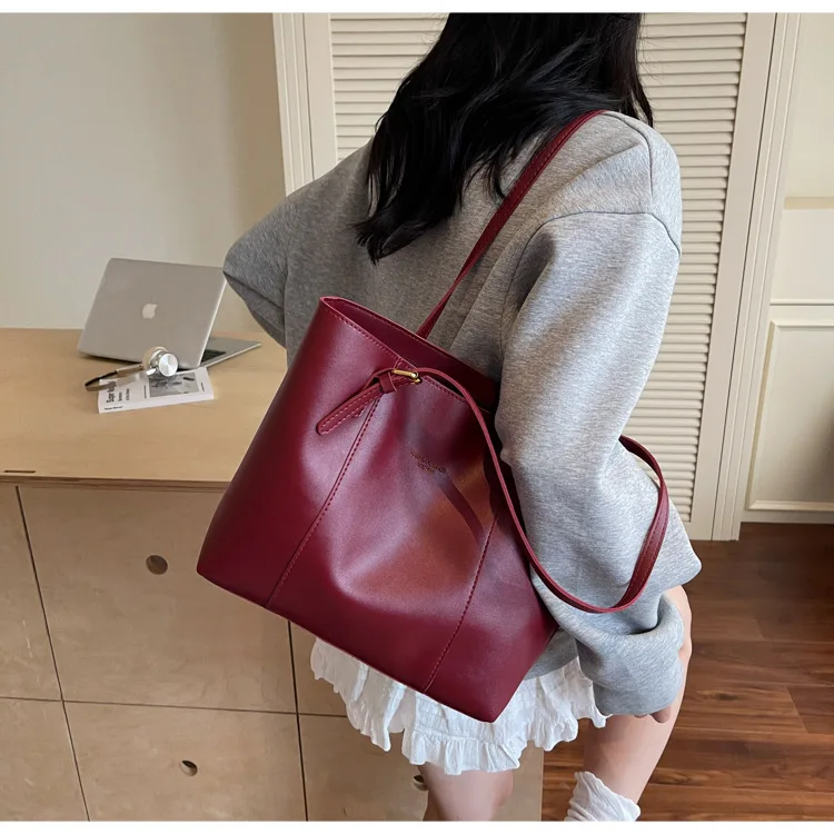

New Tote Bag Women's High-end Sense Large-capacity Shoulder Messenger Bag Fashionable and Versatile Texture Commuting